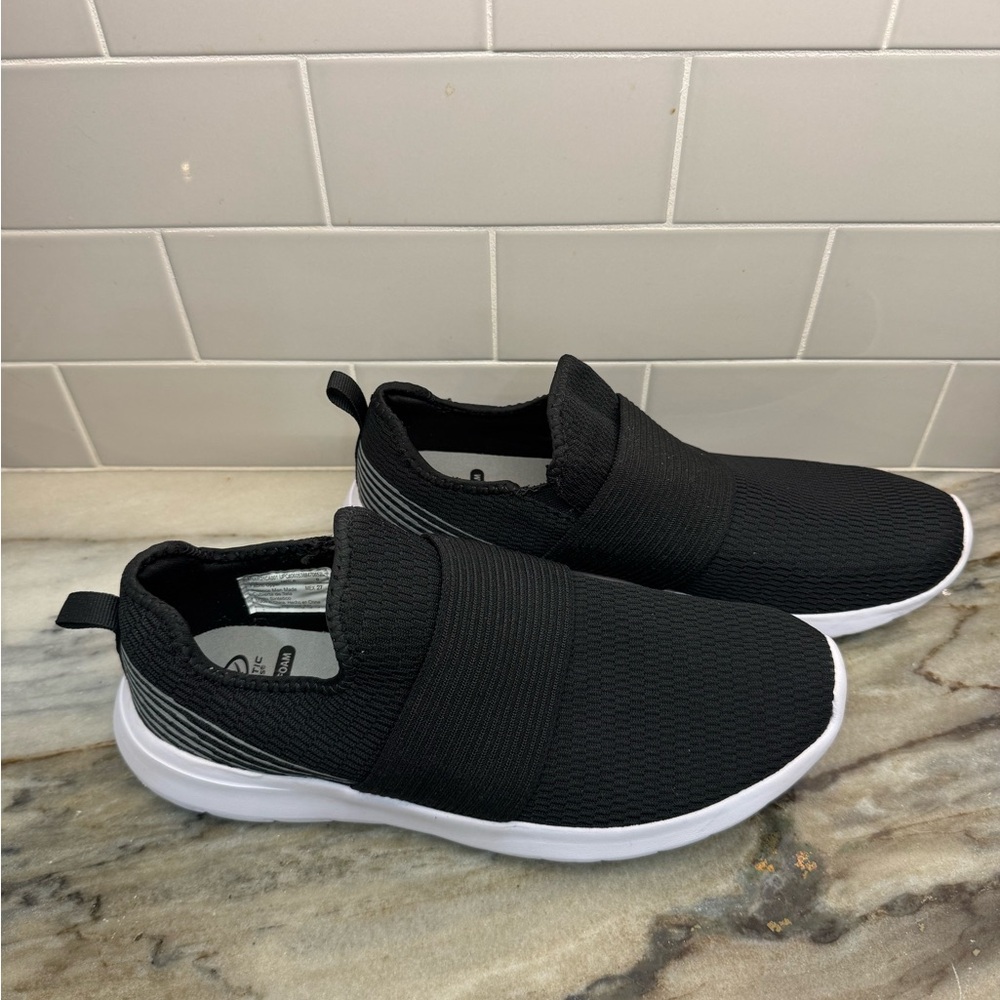 New Men’s size 9 Black Slip-On Sneakers